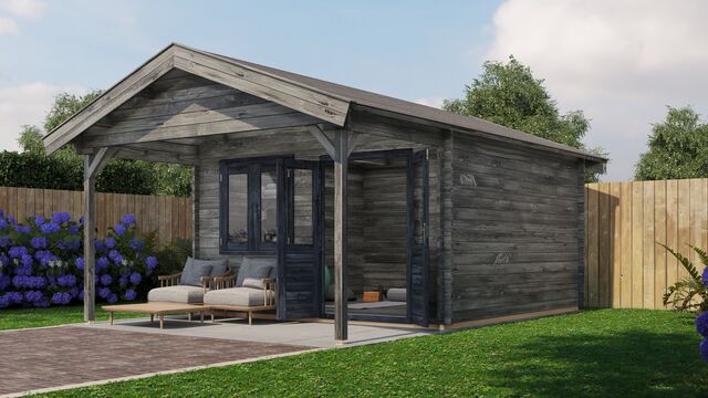 Attefallshus Arvidsjaur - 4x6m (24 kvm) - Grå Tryckimpregnerat – Framifrån vy av förrådet med öppen dörr i trädgårdsmiljö.
