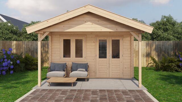 Vykra Attefallshus Arvidsjaur 24kvm med veranda, sedd rakt framifrån i trädgårdsmiljö