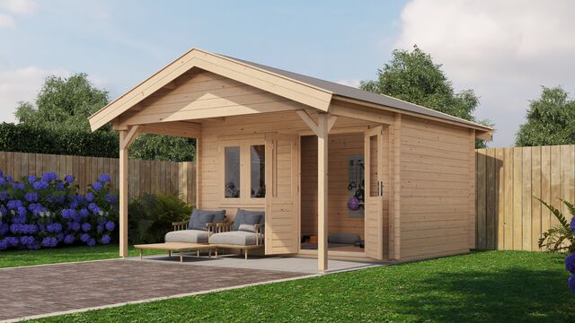 Vykra Attefallshus Säffle 20kvm i obehandlat trä med veranda, sedd snett framifrån i trädgård med stenplattor och gräsmatta