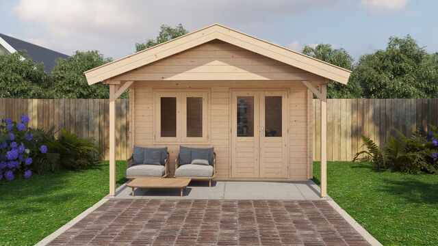 Vykra Attefallshus Säffle 20kvm med veranda, sedd rakt framifrån i trädgårdsmiljö med buskar och staket