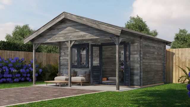 Attefallshus Älvdalen - 5x5m (25 kvm) - Grå Tryckimpregnerat – Framifrån vy av förrådet med öppen dörr i trädgårdsmiljö.