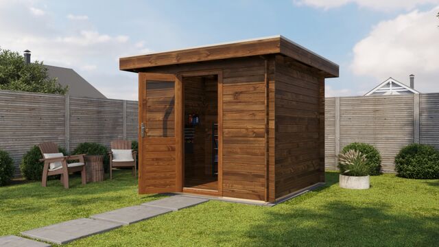 Förråd Östersund - 2,5x2,5m (6,25 kvm) - Brun Tryckimpregnerat – Framifrån vy av förrådet med öppen dörr i trädgårdsmiljö.