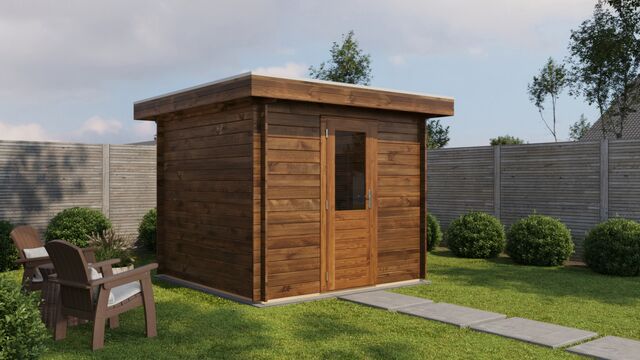 Förråd Östersund - 2,5x2,5m (6,25 kvm) - Brun Tryckimpregnerat – Sned sidovy som visar fönstrets placering och bakre vägg.