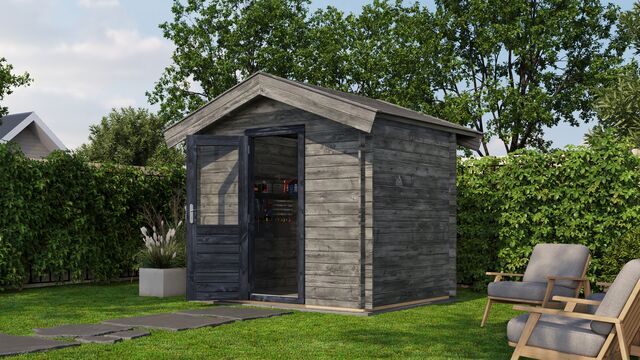 Förråd Eksjö - 2,5x2m (5 kvm) - Grå Tryckimpregnerat – Framifrån vy av förrådet med öppen dörr i trädgårdsmiljö.