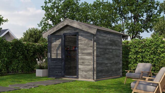 Förråd Västervik - 2,5x2,5m (6,25 kvm) - Grå Tryckimpregnerat – Framifrån vy av förrådet med öppen dörr i trädgårdsmiljö.