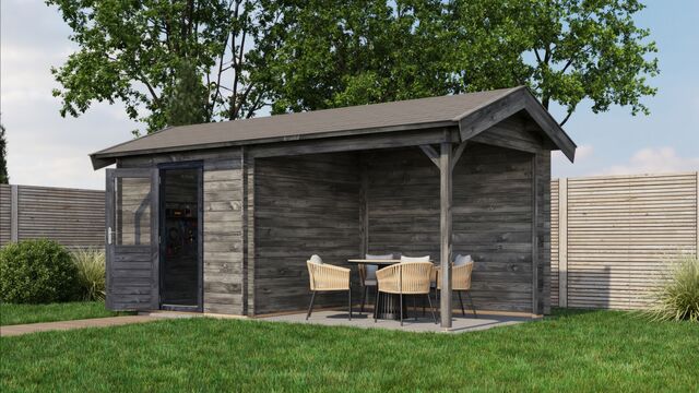 Trädgårdshus Ljungby - 5,5x2,5m (13,75 kvm) - Grå Tryckimpregnerat – Framifrån vy av förrådet med öppen dörr i trädgårdsmiljö.