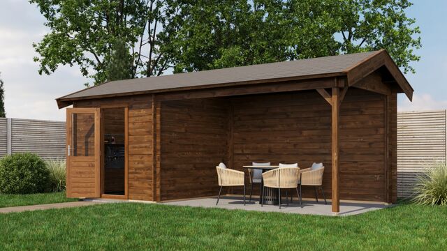 Trädgårdshus Strängnäs - 6,5x2,5m (16,25 kvm) - Brun Tryckimpregnerat – Framifrån vy av förrådet med öppen dörr i trädgårdsmiljö.