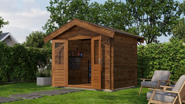 Förråd Norrtälje - 3x2m (6kvm) - Brun Tryckimpregnerat – Framifrån vy av förrådet med öppen dörr i trädgårdsmiljö.