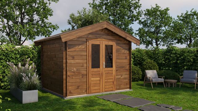 Förråd Höganäs - 3x2,5m (7,5kvm) - Brun Tryckimpregnerat – Rakt framifrån fasadvy med dörr och fönster i stängt läge.