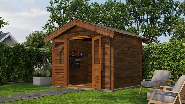 Förråd Höganäs - 3x2,5m (7,5kvm) - Brun Tryckimpregnerat – Framifrån vy av förrådet med öppen dörr i trädgårdsmiljö.