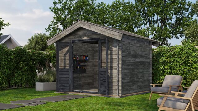 Förråd Höganäs - 3x2,5m (7,5kvm) - Grå Tryckimpregnerat – Framifrån vy av förrådet med öppen dörr i trädgårdsmiljö.