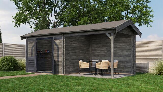 Trädgårdshus Sigtuna - 6x2,5m (15kvm) - Grå Tryckimpregnerat – Framifrån vy av förrådet med öppen dörr i trädgårdsmiljö.