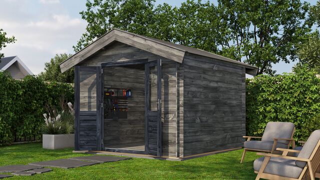 Förråd Eslöv - 3x3m (9kvm) - Grå Tryckimpregnerat – Framifrån vy av förrådet med öppen dörr i trädgårdsmiljö.