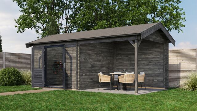 Trädgårdshus Falköping - 6x3m (18kvm) - Grå Tryckimpregnerat – Framifrån vy av förrådet med öppen dörr i trädgårdsmiljö.