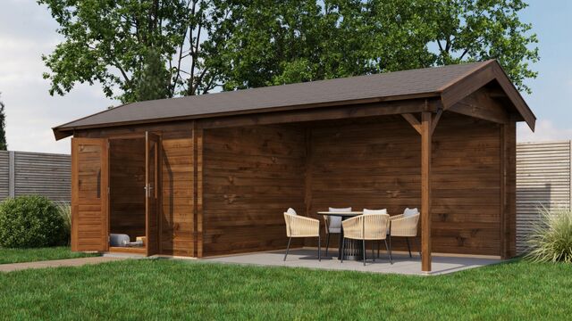 Trädgårdshus Boden - 7x3m (21 kvm) - Brun Tryckimpregnerat – Framifrån vy av förrådet med öppen dörr i trädgårdsmiljö.