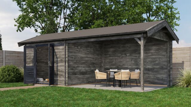 Trädgårdshus Boden - 7x3m (21 kvm) - Grå Tryckimpregnerat – Framifrån vy av förrådet med öppen dörr i trädgårdsmiljö.