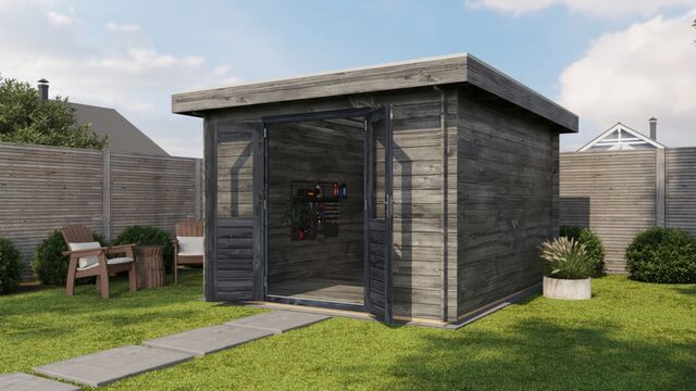 Förråd Lidingö - 3x4m (12 kvm) - Grå Tryckimpregnerat – Framifrån vy av förrådet med öppen dörr i trädgårdsmiljö.