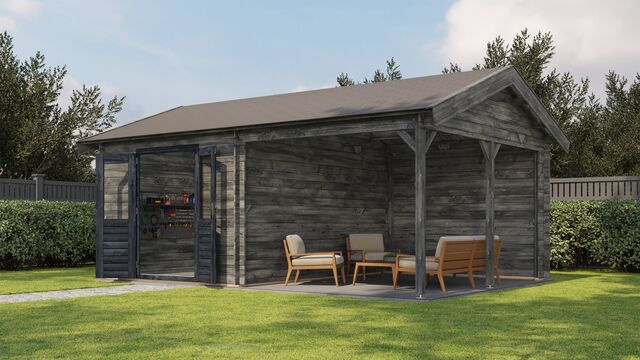 Trädgårdshus Vetlanda - 6x4m (24 kvm) - Grå Tryckimpregnerat – Framifrån vy av förrådet med öppen dörr i trädgårdsmiljö.