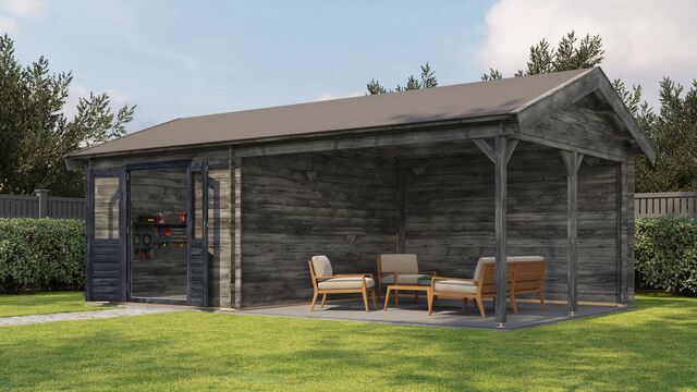 Trädgårdshus Kristinehamn - 7x4m (28 kvm) - Grå Tryckimpregnerat – Framifrån vy av förrådet med öppen dörr i trädgårdsmiljö.