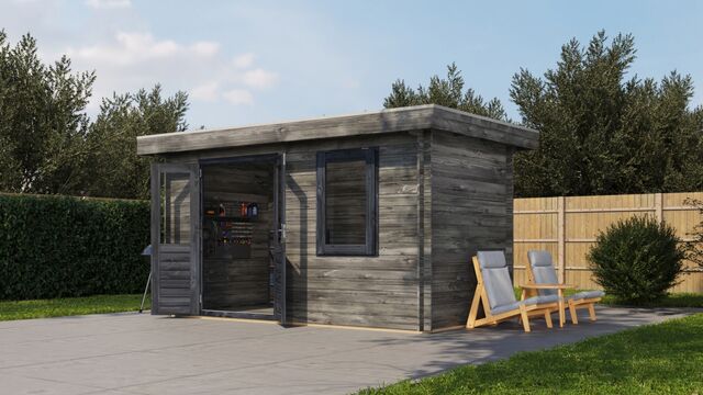 Förråd Nyköping - 4x2m (8 kvm) - Grå Tryckimpregnerat – Framifrån vy av förrådet med öppen dörr i trädgårdsmiljö.