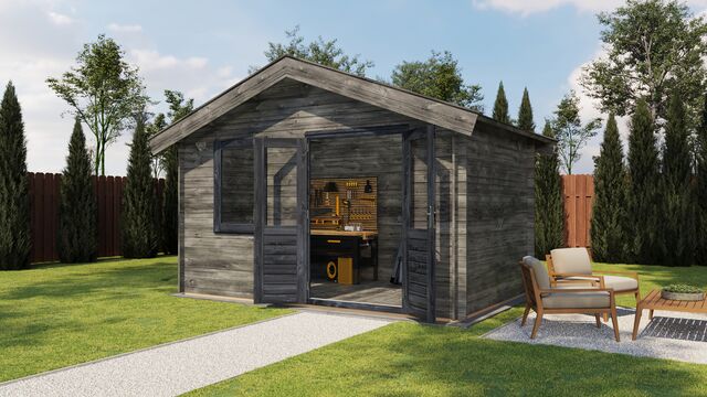 Förråd Simrishamn - 4x2,5m (10 kvm) - Grå Tryckimpregnerat – Framifrån vy av förrådet med öppen dörr i trädgårdsmiljö.