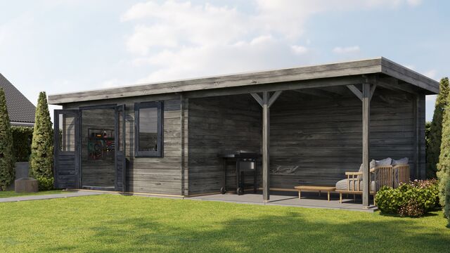 Trädgårdshus Karlshamn - 8x3m (24 kvm) - Grå Tryckimpregnerat – Framifrån vy av förrådet med öppen dörr i trädgårdsmiljö.