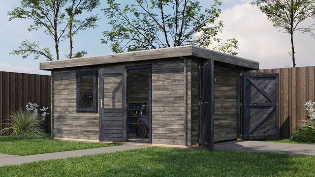 Förråd Falkenberg - 5x3,5m (17,5kvm) - Grå Tryckimpregnerat – Framifrån vy av förrådet med öppen dörr i trädgårdsmiljö.