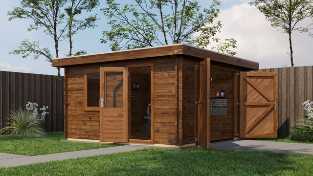 Förråd Landskrona - 4x4m (16kvm) - Brun Tryckimpregnerat – Framifrån vy av förrådet med öppen dörr i trädgårdsmiljö.