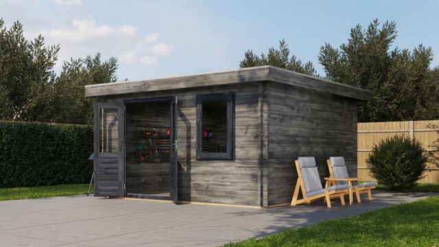 Förråd Hudiksvall - 4x4m (16 kvm) - Grå Tryckimpregnerat – Framifrån vy av förrådet med öppen dörr i trädgårdsmiljö.