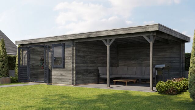 Trädgårdshus Ängelholm - 8x4m (32kvm) - Grå Tryckimpregnerat – Framifrån vy av förrådet med öppen dörr i trädgårdsmiljö.