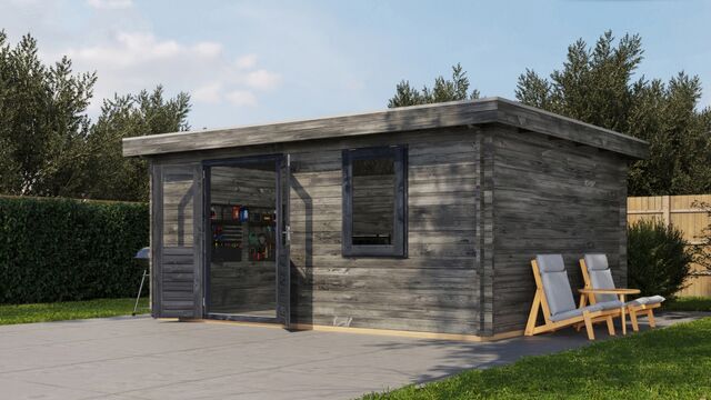 Förråd Enköping - 5x4m (20kvm) - Grå Tryckimpregnerat – Framifrån vy av förrådet med öppen dörr i trädgårdsmiljö.