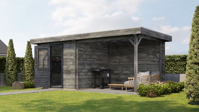 Trädgårdshus Borlänge - 5,5x2,5m (13,75 kvm) - Grå Tryckimpregnerat – Framifrån vy av förrådet med öppen dörr i trädgårdsmiljö.