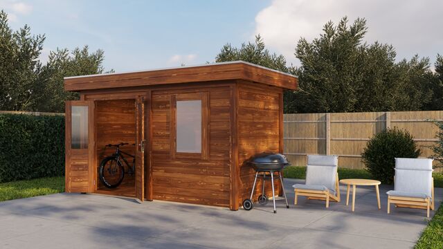 Förråd Gävle 3,9×2 m från Vykra – brunoljat trä, framsida i trädgårdsmiljö med grill och cykel