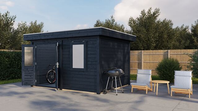 Förråd Karlstad 3×3 m i svartoljat trä från Vykra – vy från höger hörn i trädgårdsmiljö