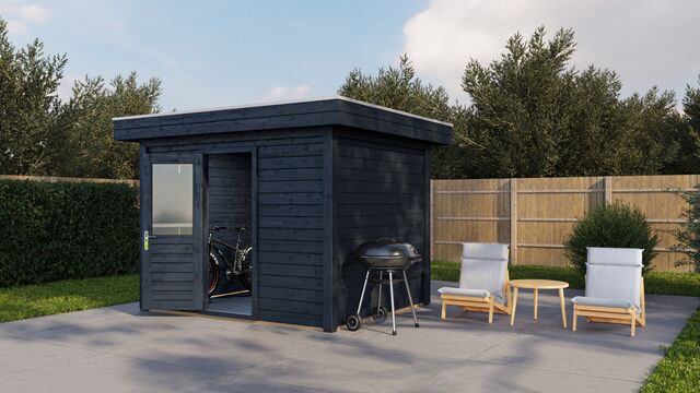 Förråd Linköping 3×2,5 m från Vykra – svartoljat trä, framsida i trädgårdsmiljö med grill och utemöbler