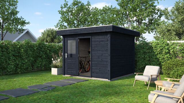 Förråd Norrköping 3×3 m från Vykra – svartoljat trä, framsida i trädgårdsmiljö med dörr och fönster