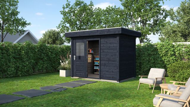 Förråd Örebro 3×2 m från Vykra – svartoljat trä, framsida i trädgårdsmiljö med stenpad och trädgårdsmöbler