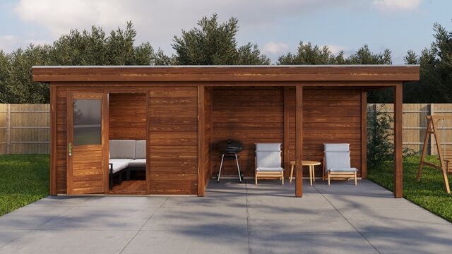 Trädgårdshus Jönköping 7×2,5 m från Vykra – framsida med altan och gångstig i trädgården, brunoljat trä