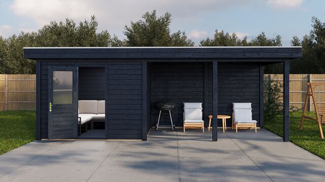 Trädgårdshus Jönköping 7×2,5 m från Vykra – framsida med altan och gångstig i trädgården, svart trä