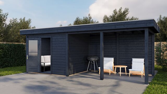 Trädgårdshus Jönköping 7×2,5 m från Vykra – svartoljat trä, framsida i trädgårdsmiljö med altan och sittgrupp