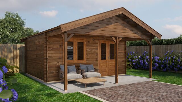 Attefallshus Malung - 5x6m (30 kvm) - Brun Tryckimpregnerat – Rakt framifrån fasadvy med dörr och fönster i stängt läge.