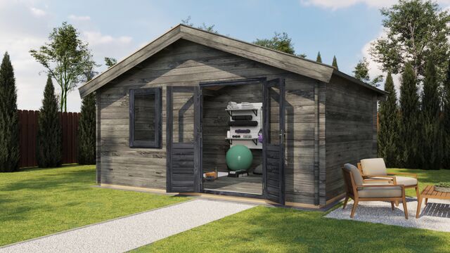 Attefallshus Åkersberga - 5x4m (20 kvm) - Grå Tryckimpregnerat – Framifrån vy av förrådet med öppen dörr i trädgårdsmiljö.