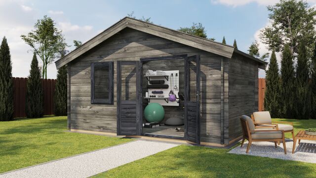 Friggebod Oskarshamn - 5x3m (15 kvm) - Grå Tryckimpregnerat – Framifrån vy av förrådet med öppen dörr i trädgårdsmiljö.