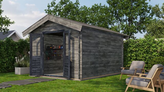 Förråd Sandviken - 3x4m (12kvm) - Grå Tryckimpregnerat – Framifrån vy av förrådet med öppen dörr i trädgårdsmiljö.
