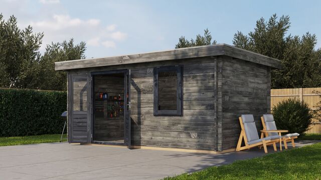 Förråd Mariestad - 5x3m (15kvm) - Grå Tryckimpregnerat – Framifrån vy av förrådet med öppen dörr i trädgårdsmiljö.