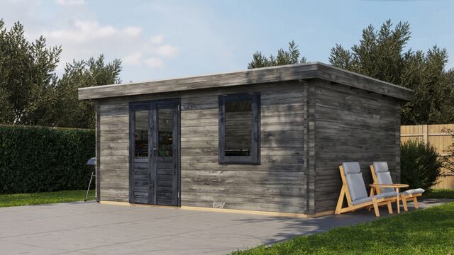 Förråd Enköping - 5x4m (20kvm) - Grå Tryckimpregnerat – Rakt framifrån fasadvy med dörr och fönster i stängt läge.